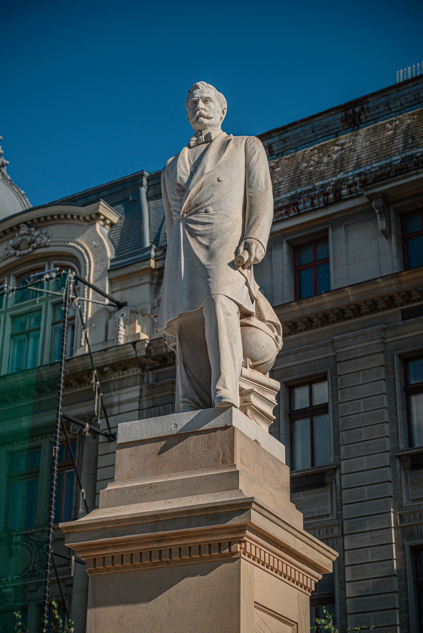 Statuile din Piața Universității din București au fost curățate de graffiti