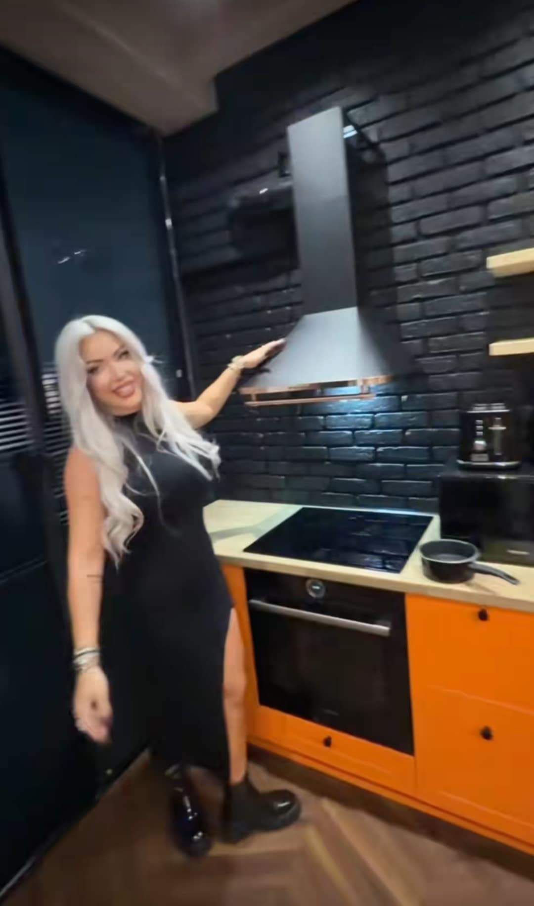 Imagini din noul apartament al Loredanei Chivu. A dat 2.900 de euro pe un frigider portocaliu