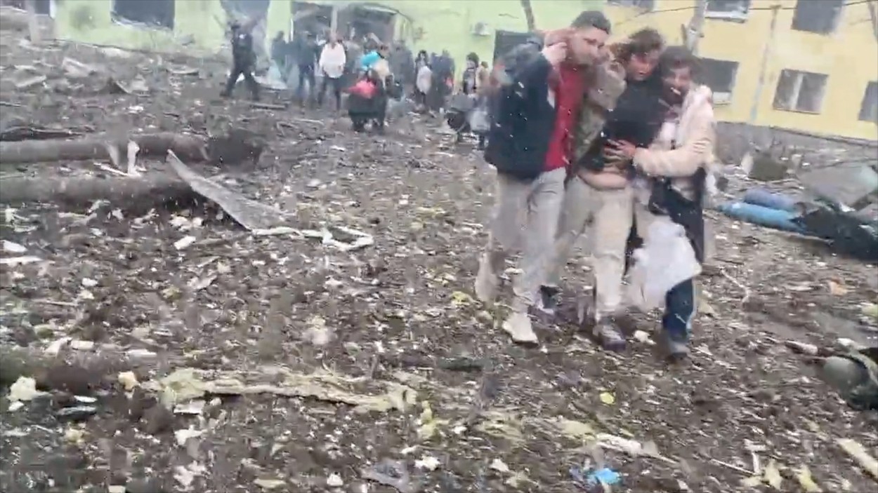 Maternitatea din Mariupol, bombardată de Rusia. Imagini cu femei însărcinate și rănite, evacuate din clădirea distrusă