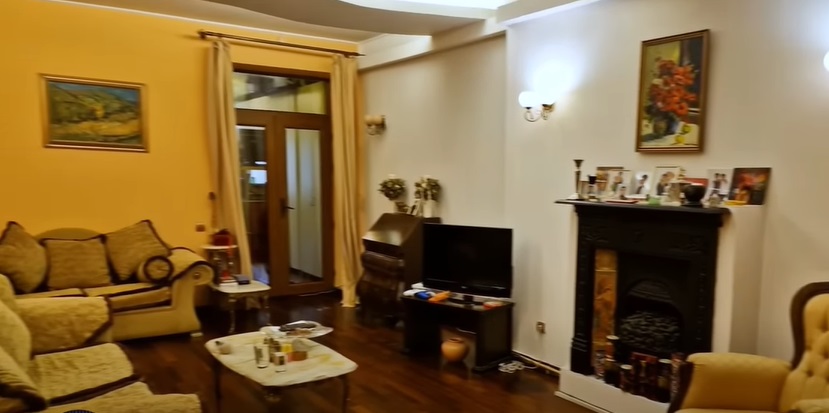 Cum arată casa în care Adriana Bahmuțeanu locuiește cu logodnicul ei: „Ne-am dorit mult o viață de familie”. Ce poze are vedeta în fiecare cameră