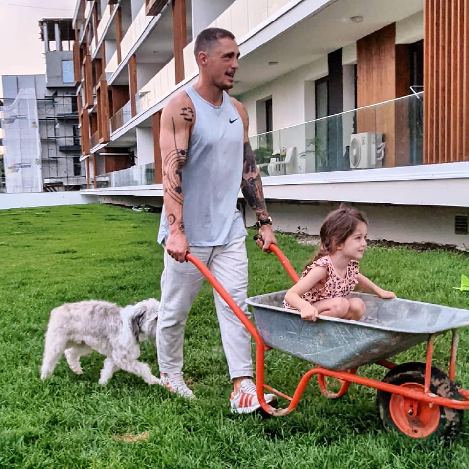Imagini cu apartamentul în care Vladimir Drăghia locuiește cu familia. Are vedere la lac, iar în sufragerie ține o motocicletă