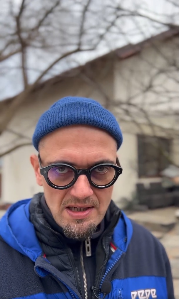 Imagini cu casa de la țară în care locuiește Oreste cu familia. Și-a construit în satul Fundeni, în Călărași, o locuință cu mai puțin de 60.000 de euro