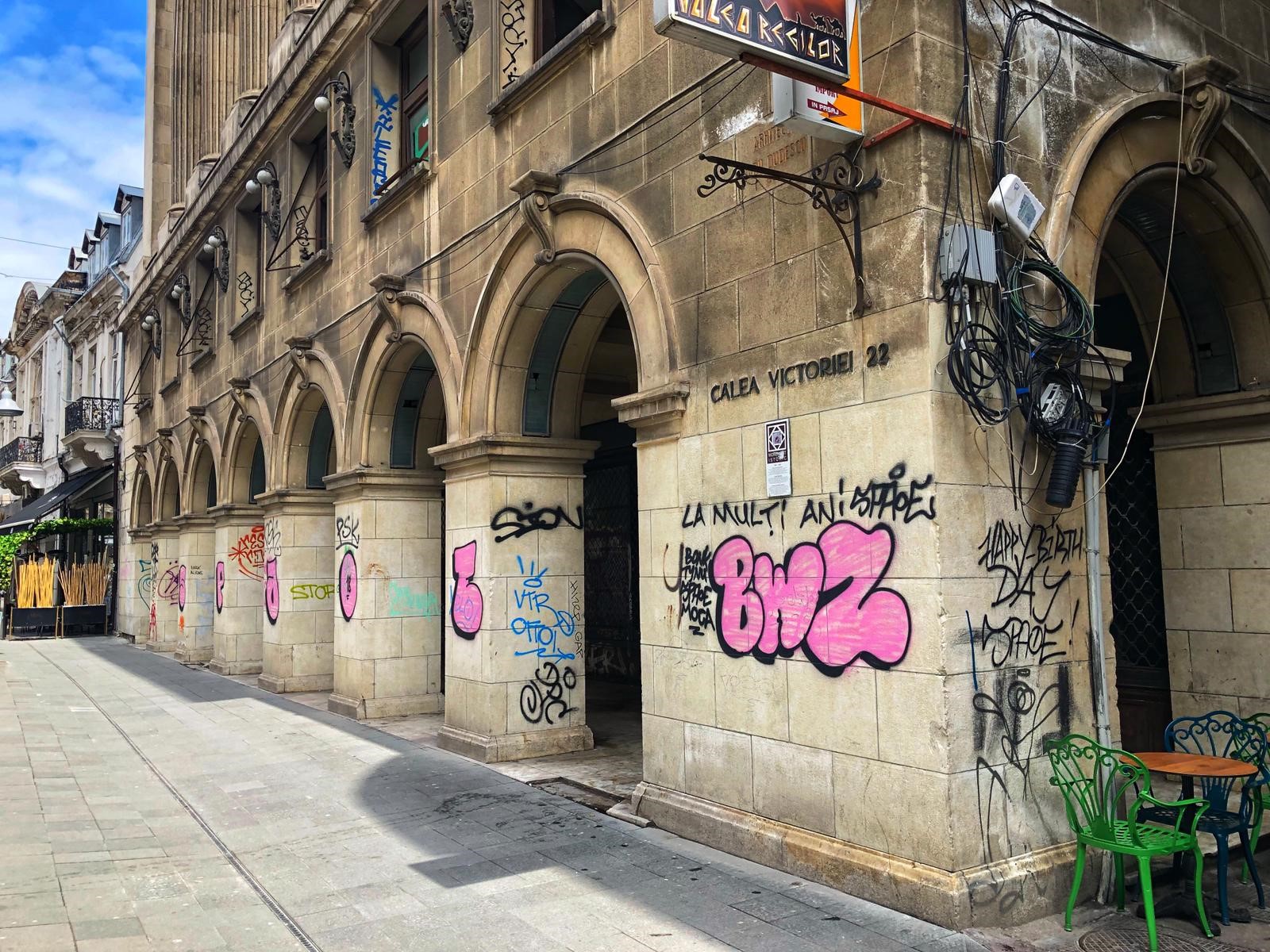 Blocul Rosenthal de pe Calea Victoriei intră în reparații. Fostul sediu al Băncii de Comerț Exterior, lăsat în paragină în ultimii 20 de ani / FOTO