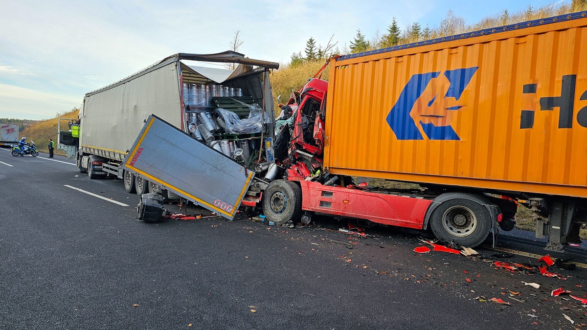 Șofer român de TIR, pe moarte în Germania. A intrat fără frâne în camionul din fața lui și a fost strivit în cabină. VIDEO