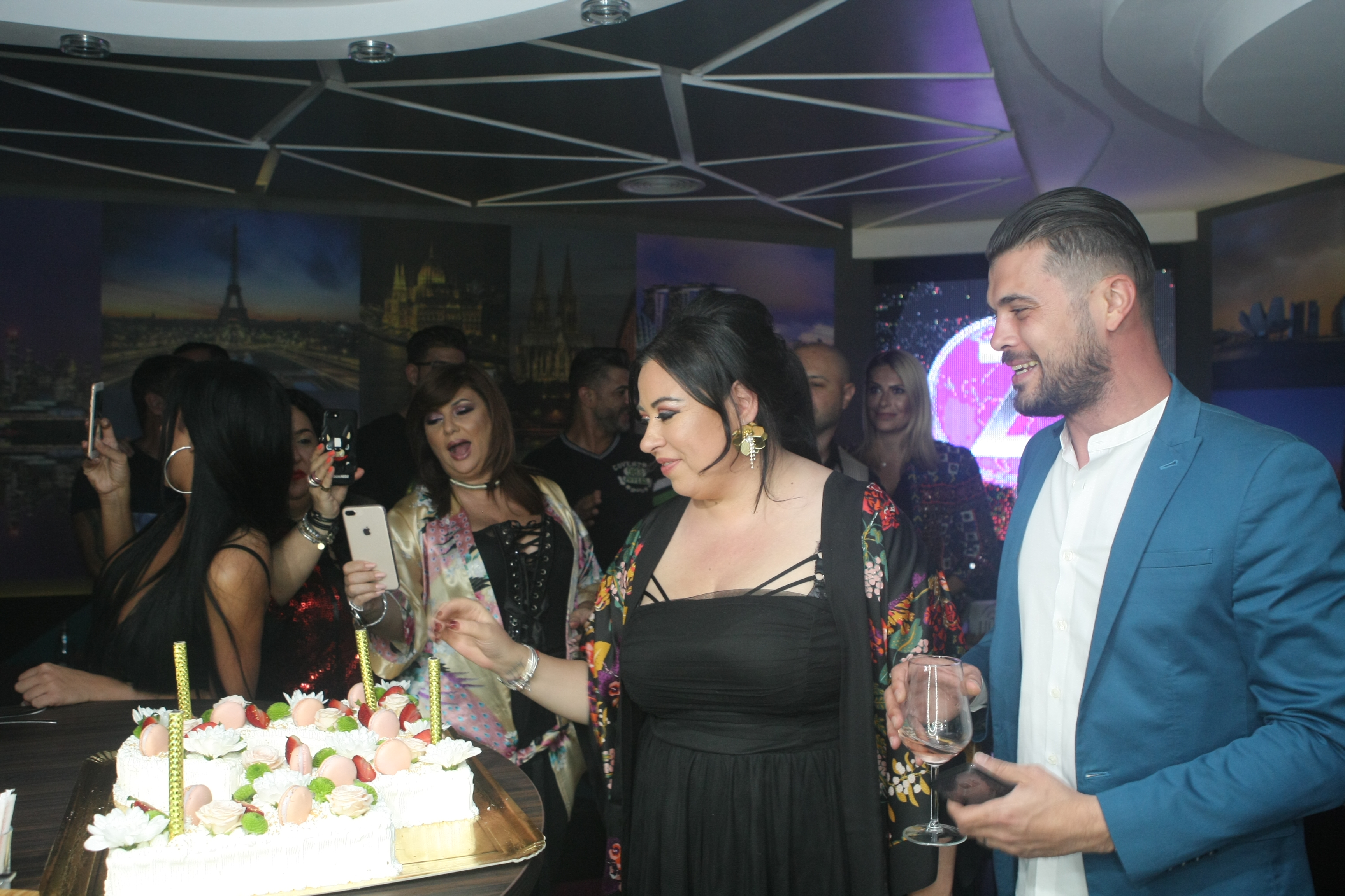 GALERIE FOTO. Oana Roman n-a vrut cadouri de ziua ei. Le-a cerut invitaților să doneze banii pentru un caz umanitar