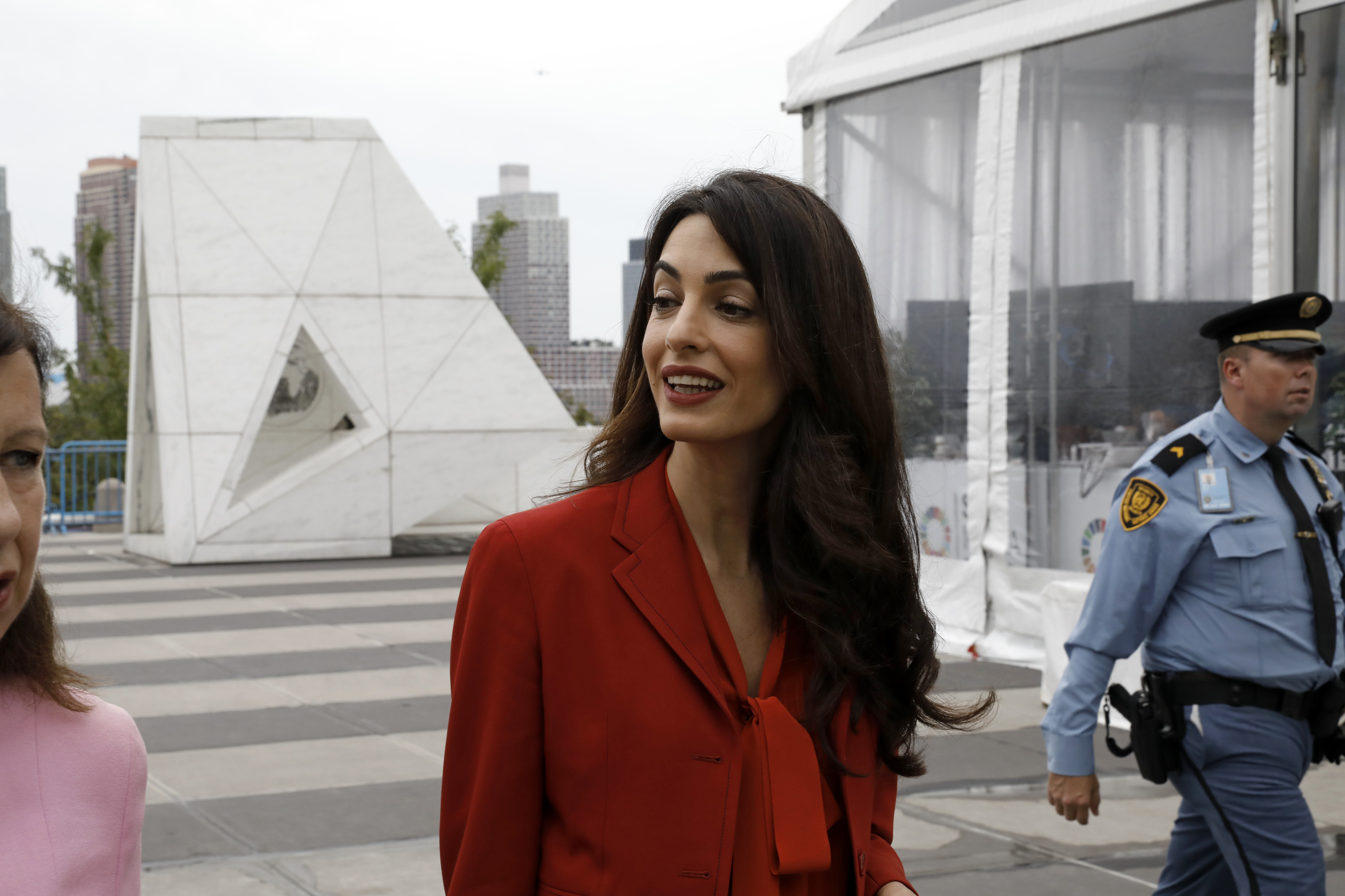 Amal Clooney s-a întors la muncă după naștere și cere drepturi pentru victimele ISIS la ONU