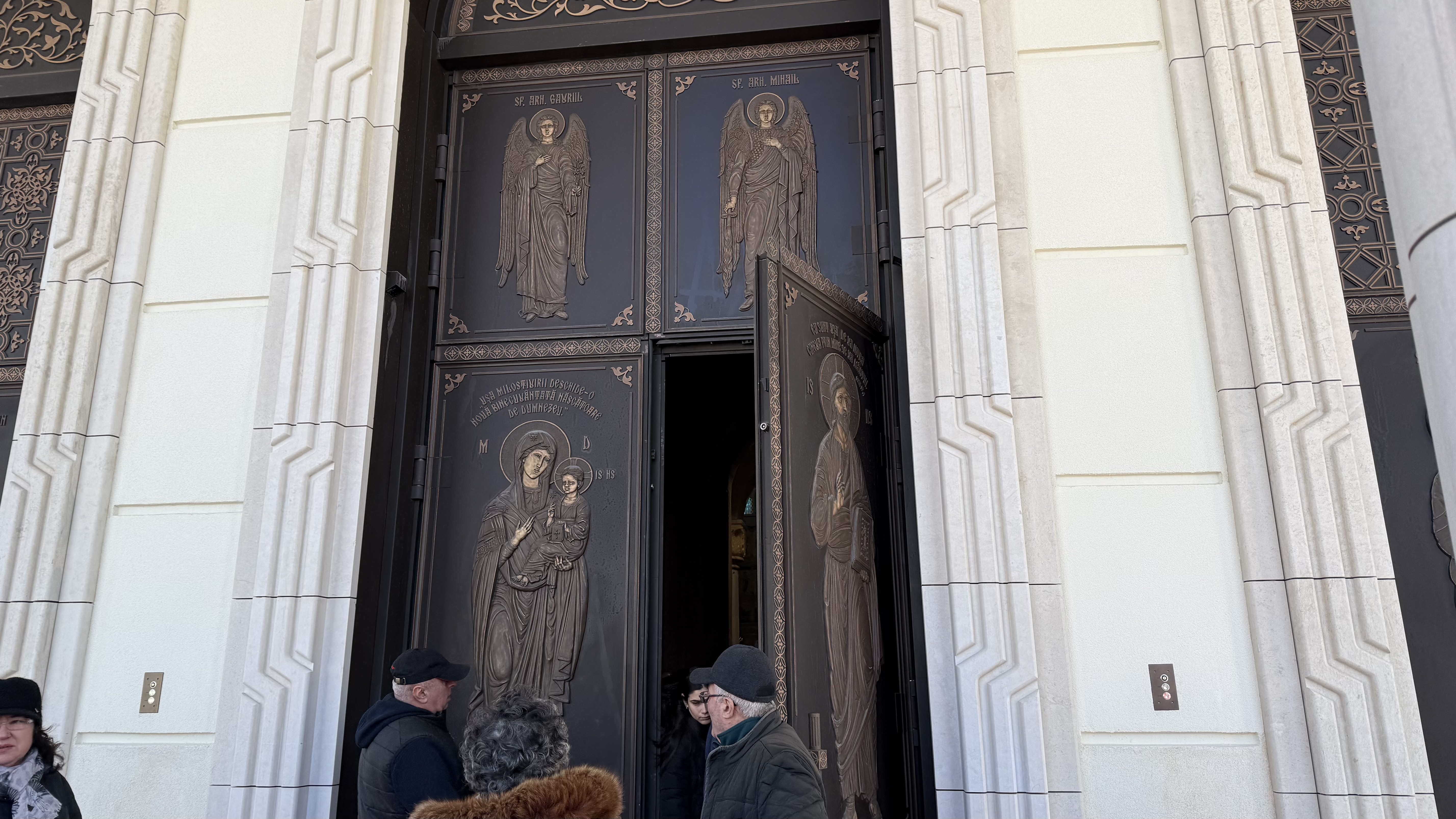 A doua zi de Crăciun la Catedrala Națională. Mii de credincioși au venit din țară și din străinătate să viziteze cea mai mare biserică ortodoxă din lume