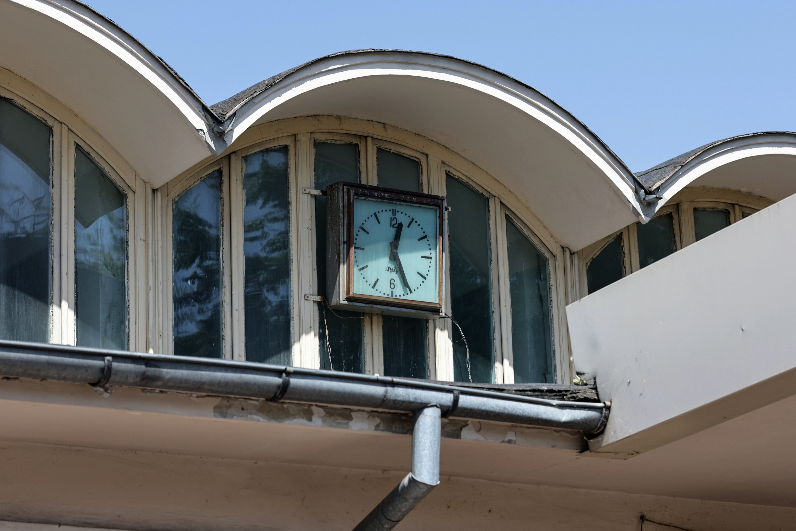 „Doar pentru tine, Amore”. O manea, un fotoliu părăsit și un ceas blocat, locul abandonat din București