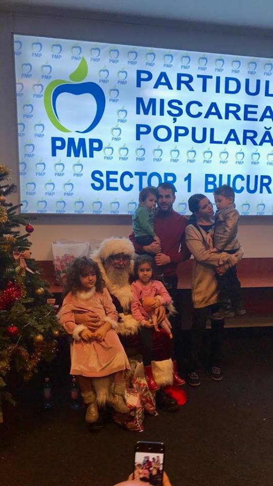 FOTO / Elena Băsescu, alături de copii la petrecerea de Crăciun a Partidului Mișcarea Populară