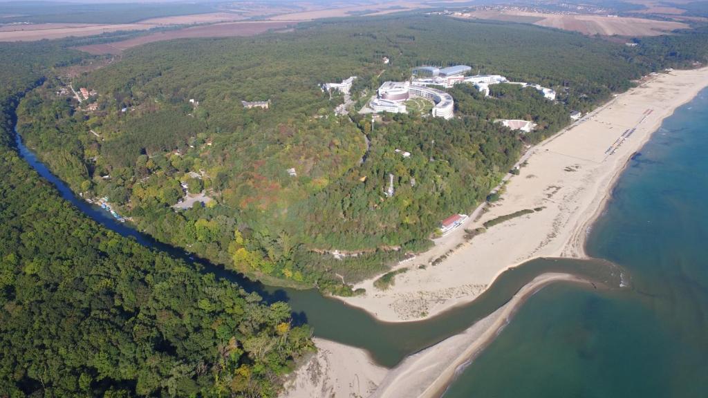Reporterii Libertatea au mers în tabăra deținută de Federația Rusă pe litoralul bulgăresc. Ce au descoperit dincolo de gardul pe care scrie „Obiectivul nu este operațional!”