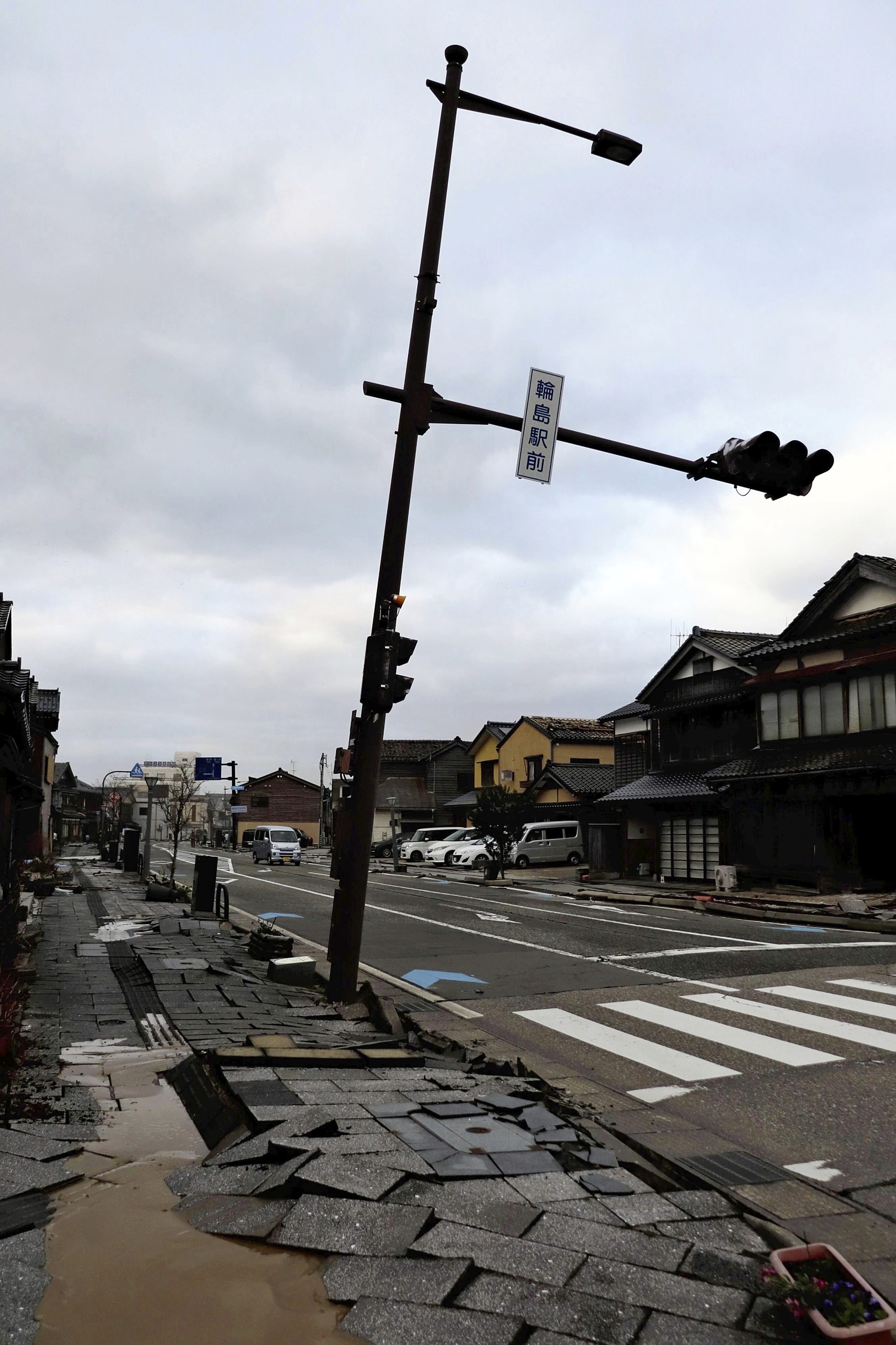 Cutremur cu magnitudinea 7,6 în Japonia. Patru morți și alți oameni prinși sub dărâmături, drumuri surpate și case prăbușite