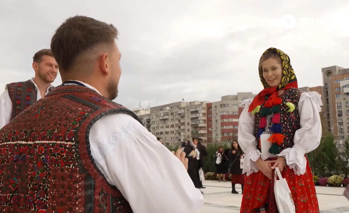 Cerere în căsătorie la Catedrala Națională. Cine sunt Măriuca și David, tinerii în costume populare care s-au logodit după slujbă