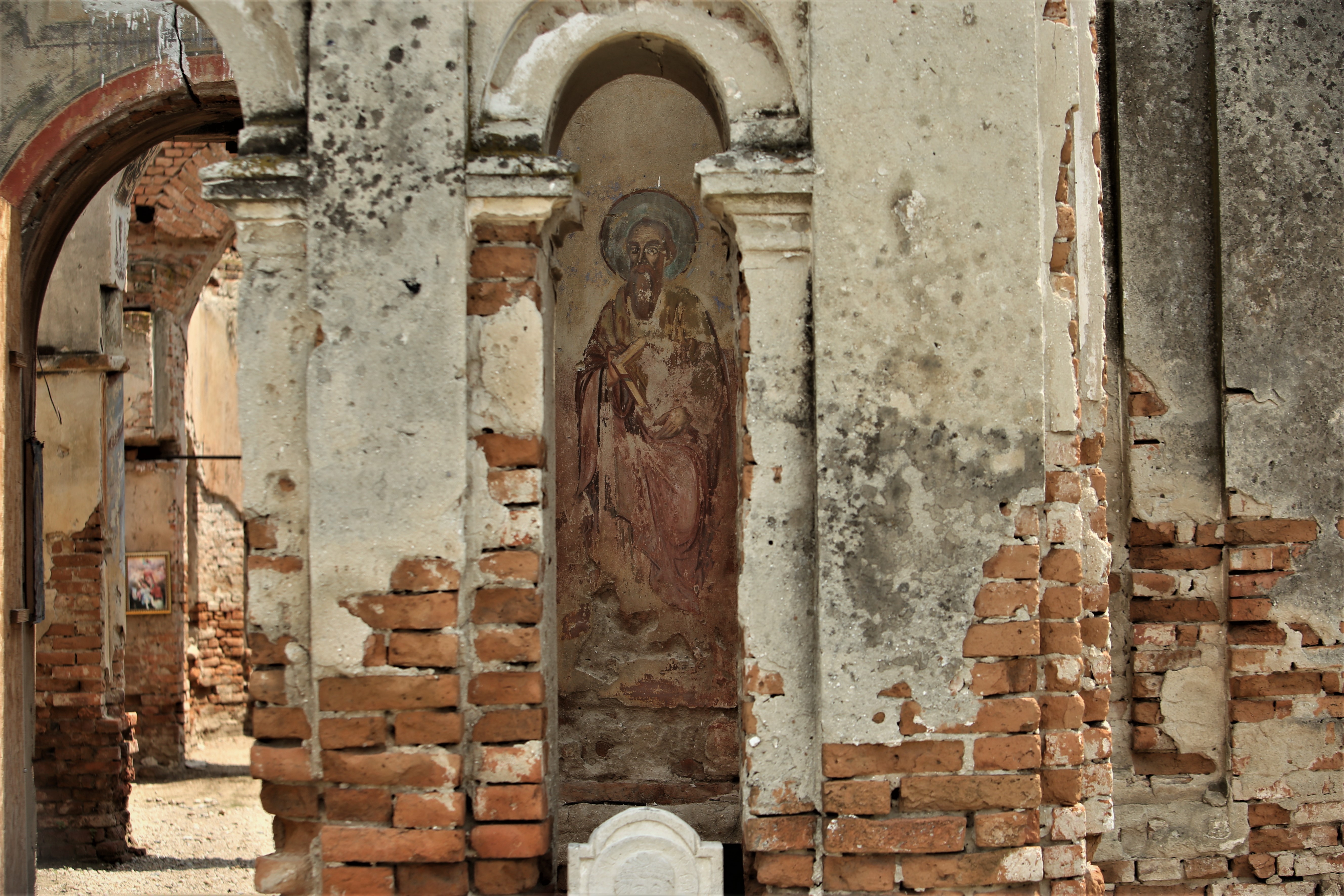 Izolare sau sihăstrie. De un an jumătate, călugărul Justinian este starețul unei biserici-ruină, din Teleorman
