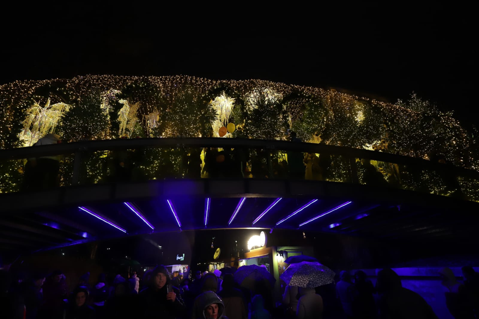 Târgul de Crăciun din Drumul Taberei s-a deschis cu focuri de artificii: frigul și ploaia nu i-au speriat pe bucureșteni