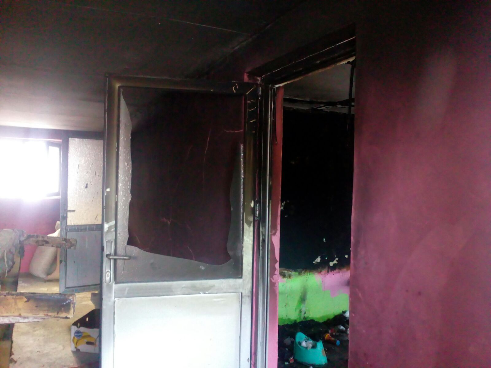 FOTO| Doi copii mici din județul Vaslui, răniți grav într-un incendiu izbucnit în locuință. Micuții erau singuri acasă