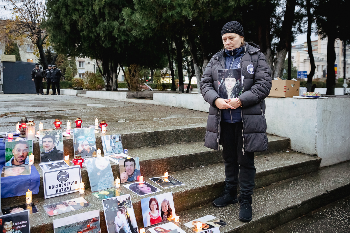REPORTAJ. Victimele accidentelor auto au fost comemorate, la Bârlad, cu preot şi poliţişti: „Să nu mai avem asfalt însângerat!”