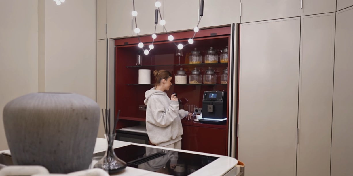 Imagini cu casa din București în care locuiește Alina Ceușan. Sora ei s-a ocupat de design și doar în reviste mai vezi așa ceva