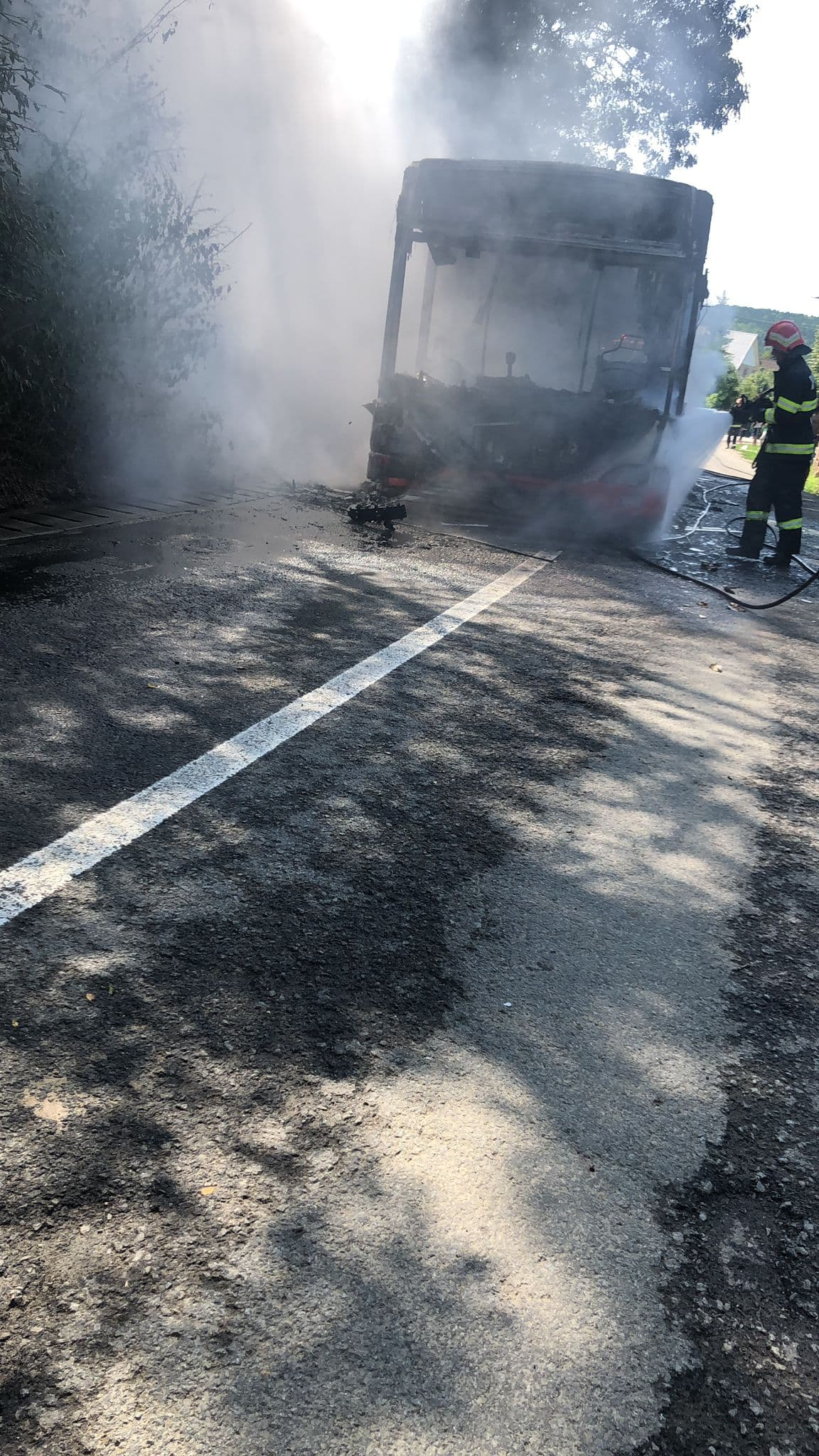 Un autobuz a luat foc în mers, în Bistrița. „Oamenii s-au salvat spărgând geamurile. Ușile se blocaseră”