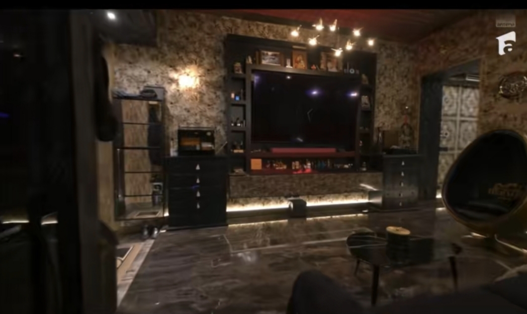 Imagini din casa Prințului Marco și a Biancăi Ghiurcă de la „Insula iubirii”. Ceas de perete Rolex, tapet Gucci și perne Hermès