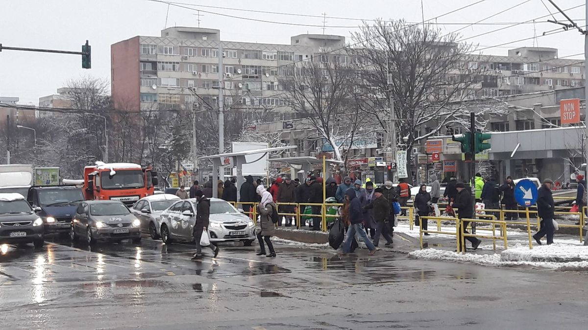 Cum se desfășoară traficul în București la această oră. Sute de utiliaje și operatori au ieșit pe străzi la deszăpezire