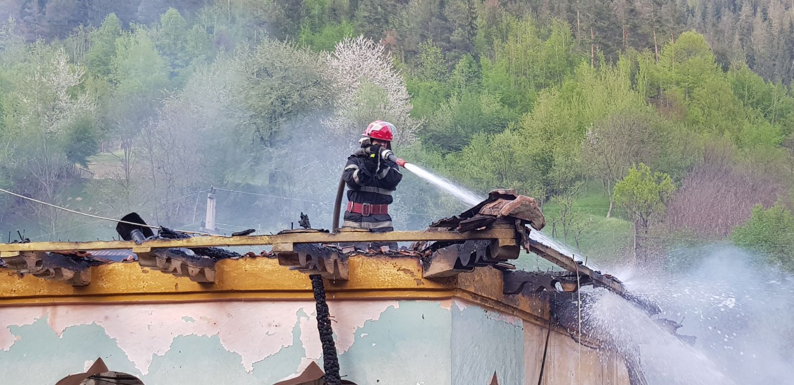 FOTO/Incendiu puternic în Bacău, patru case și două adăposturi de animale fiind cuprinse de flăcări. Focul, pus intenționat
