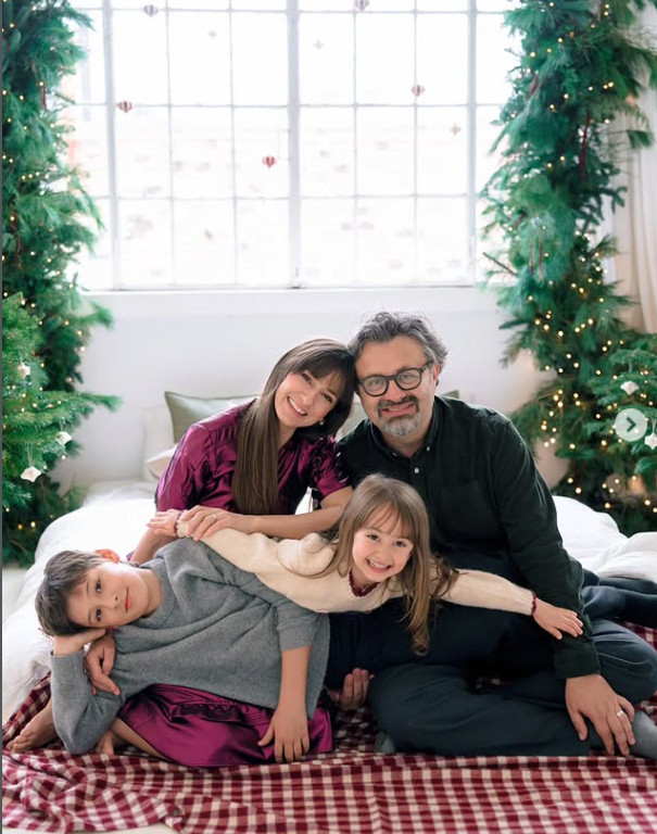 Tradiția pe care Dana Rogoz și familia ei o respectă în fiecare an, după ce împodobesc bradul de Crăciun. Imagini din casa vedetei. „E perfect”