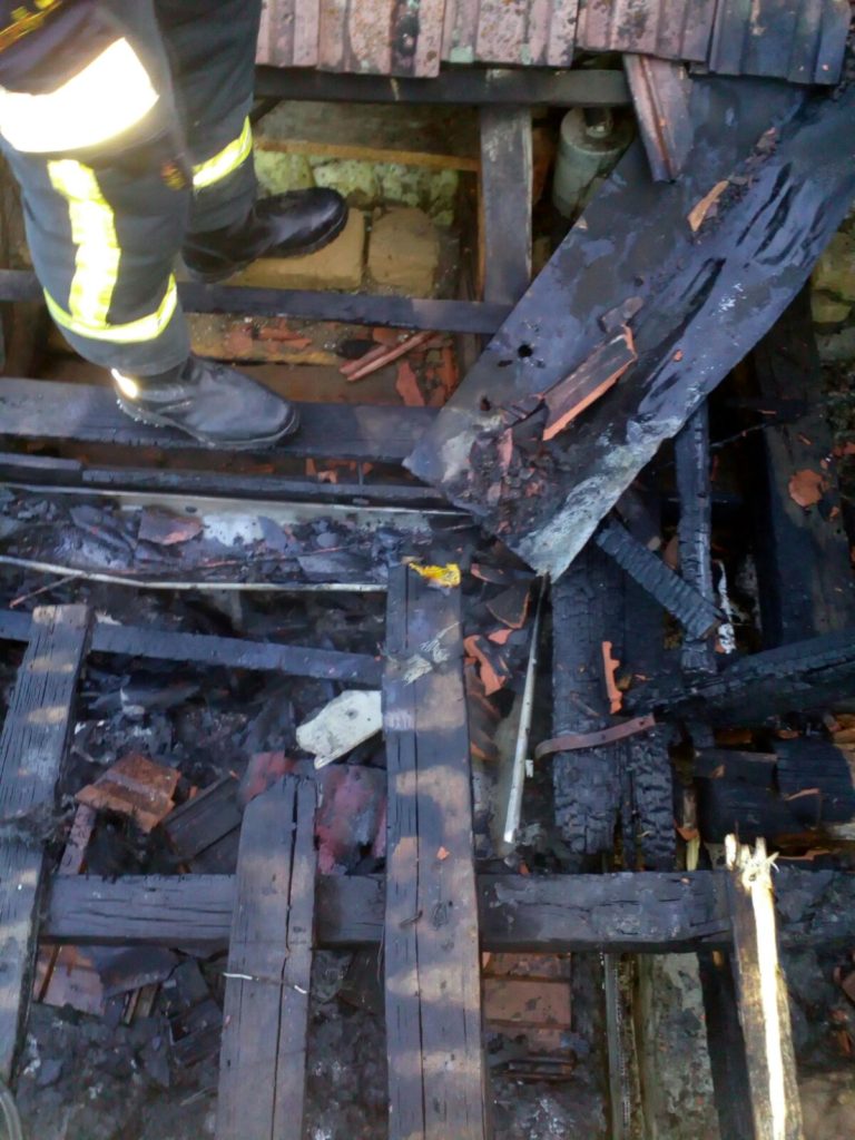 Un camion a ars în urma unui accident în Mureș. Șoferul a lovit un stâlp de electricitate, o ţeavă de gaz și s-a oprit în curtea unei case