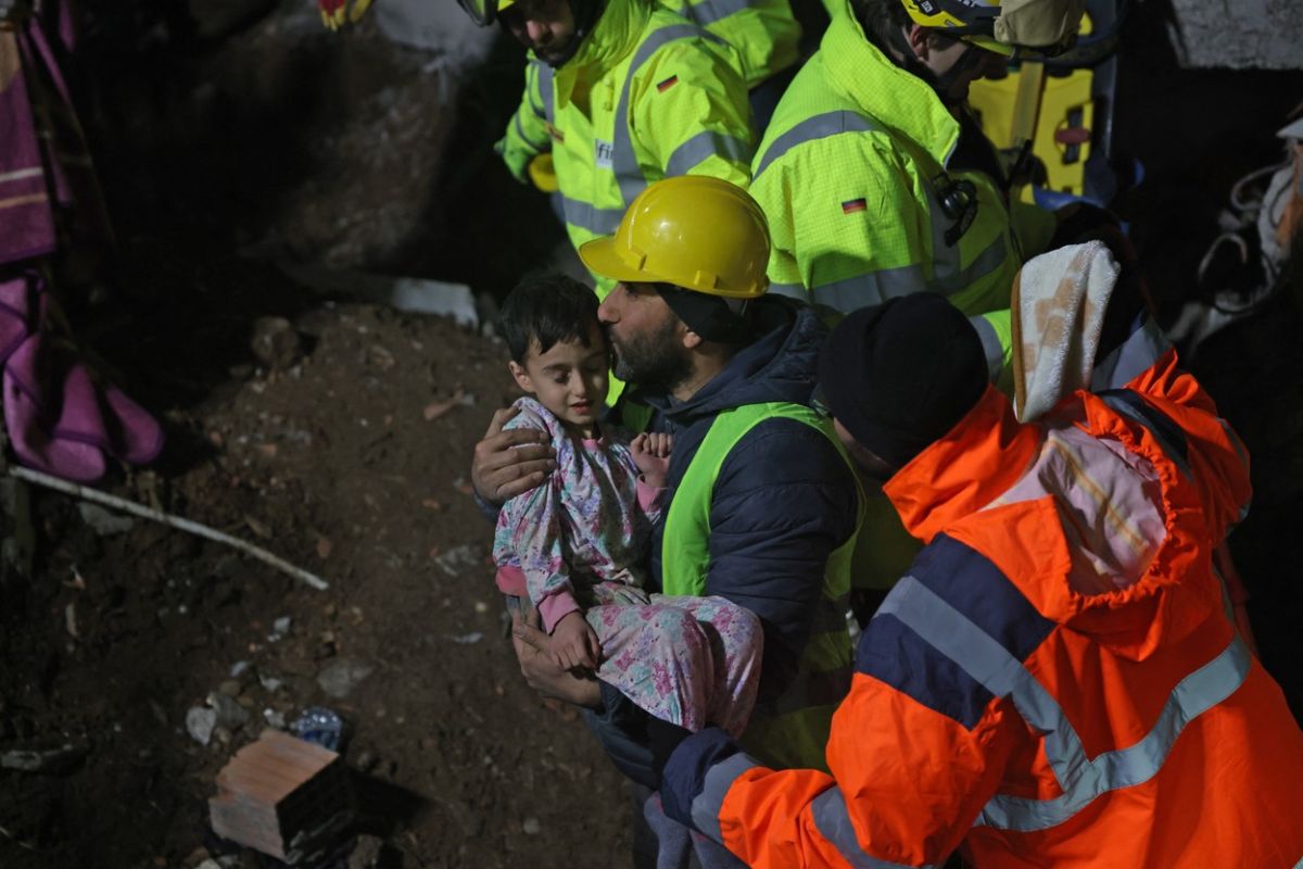 Intervenții în întuneric, prin ger. Copii scoși de sub dărâmături în a treia noapte de intervenție de la cutremurul din Turcia. Imagini emoționante