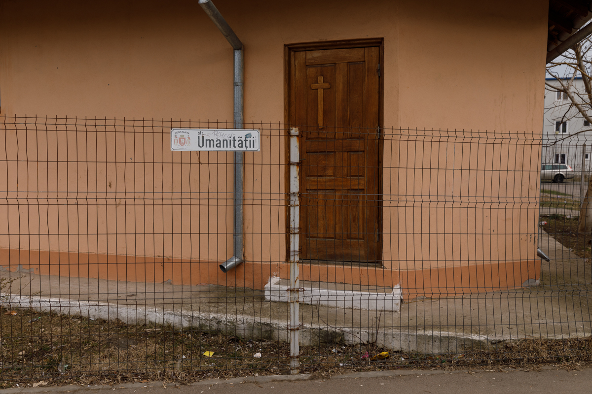 REPORTAJ. O cronică a cutremurului care nu a avut loc, dar a scos mai mulți oameni în stradă în Constanța. De ce au ieșit totuși?