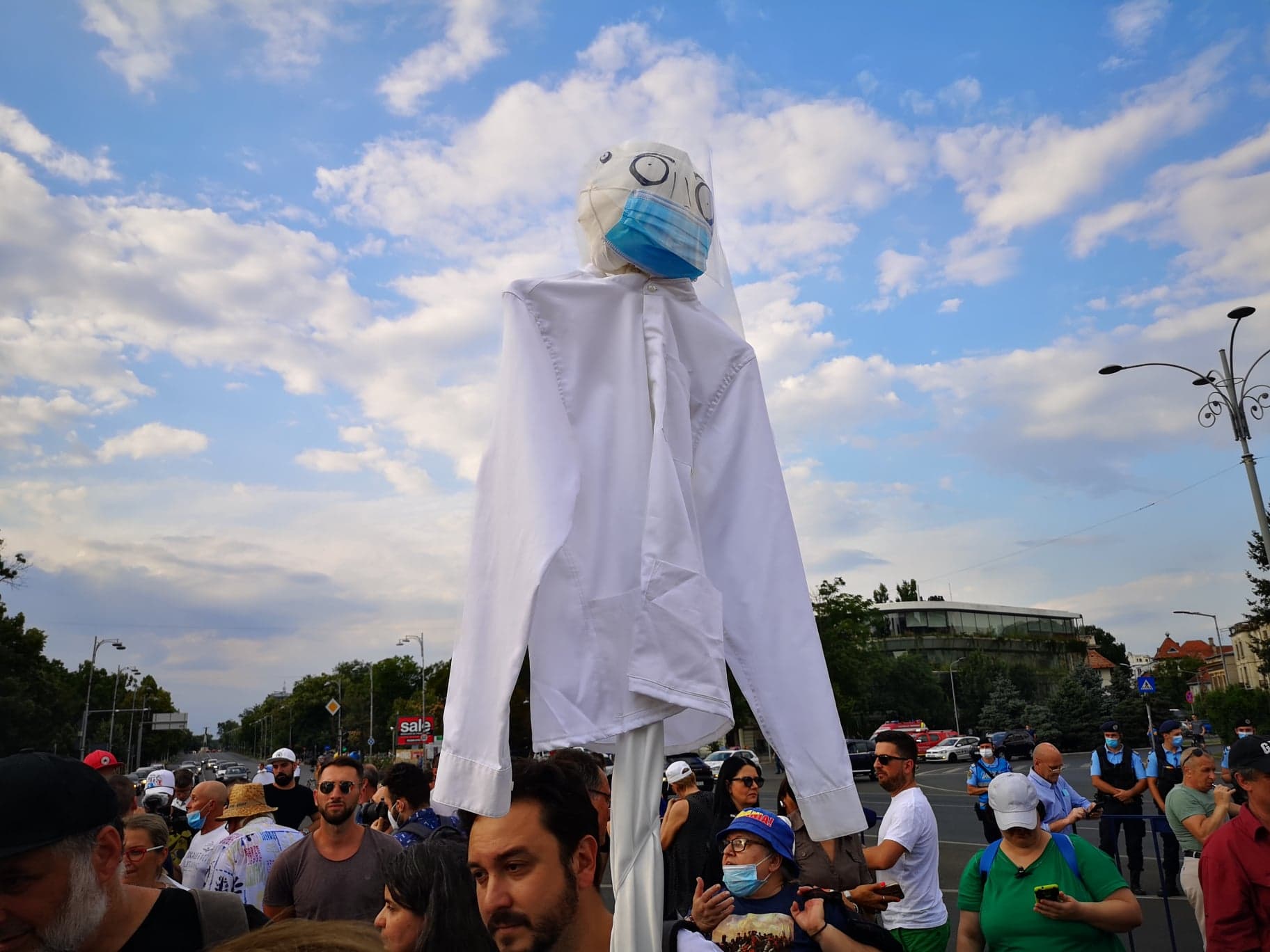 Miting împotriva legii carantinării și izolării, în fața Guvernului. ”Cred în Dumnezeu, nu în Covrig-19”. Raed Arafat, mesaj pentru protestari: ”Îi așteptăm la spital”