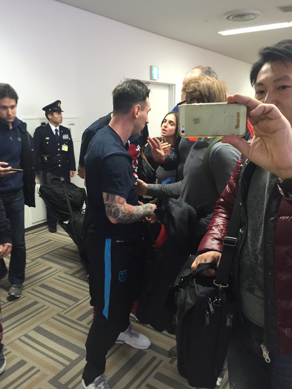 Messi, bătaie pe aeroport cu un fan River Plate, care l-a scuipat/ FOTO