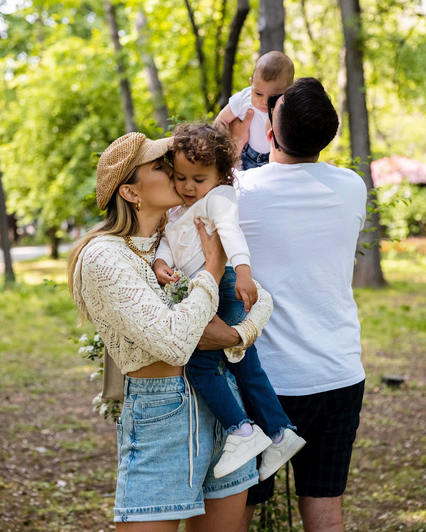 Vedeta din România care e gravidă pentru a treia oară a spus de ce nu a avut niciodată bonă pentru copii: „Momente grele”