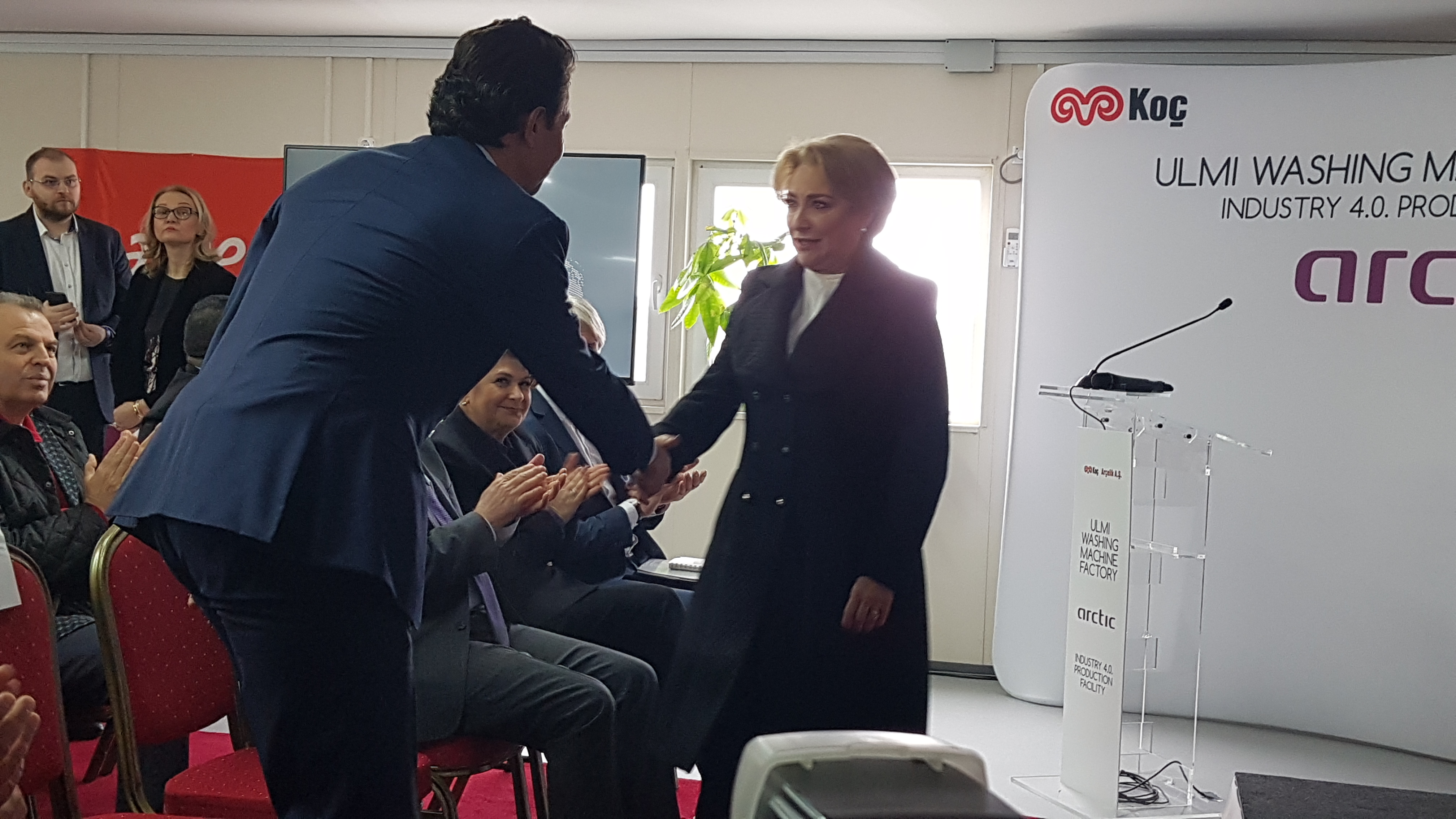 UPDATE. Premierul Viorica Dăncilă, vizită oficială în Dâmbovița; Autoritățile locale s-au plâns de starea infrastructurii și au cerut mall și stadion în Tâtrgoviște (FOTO)