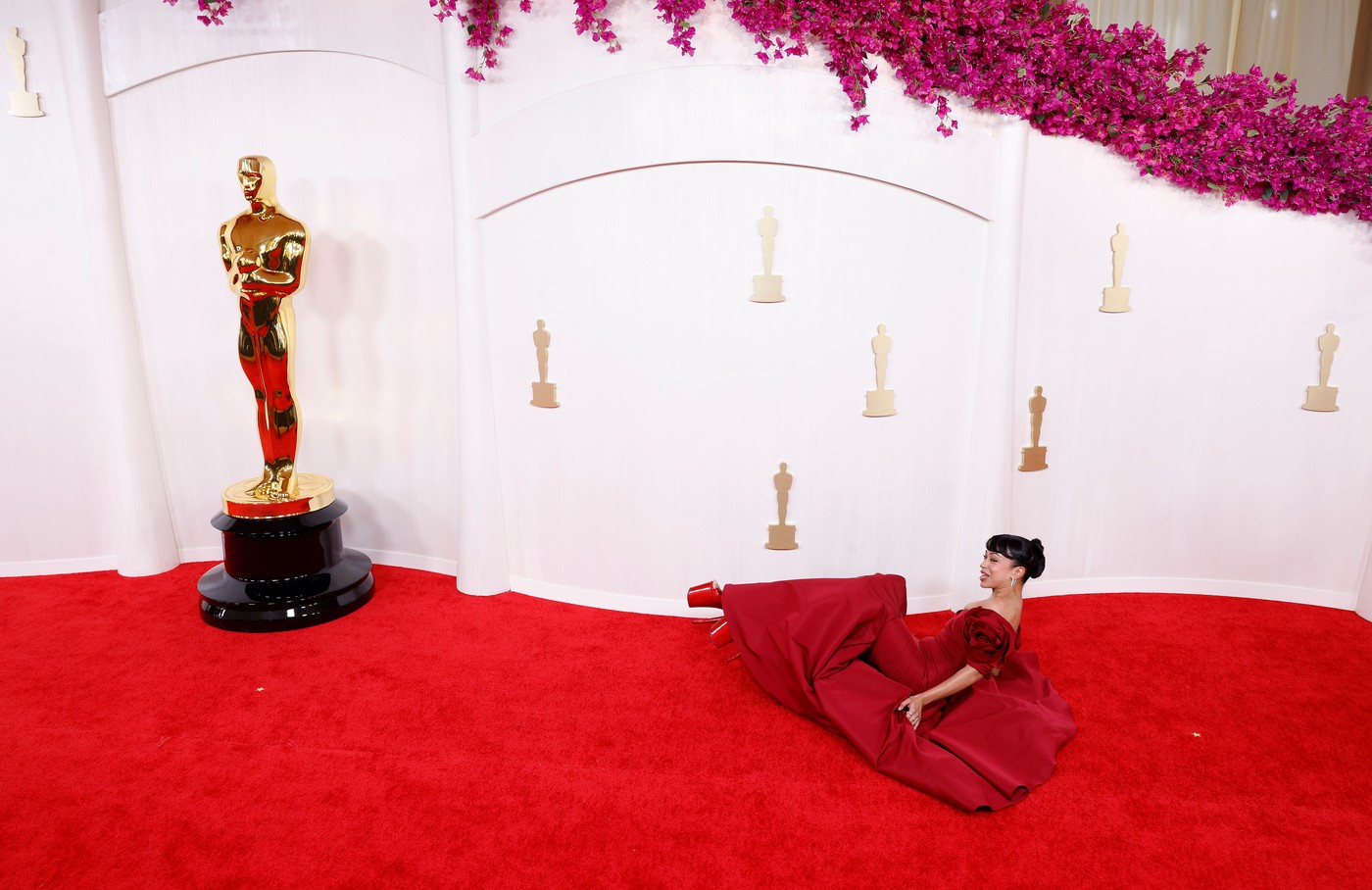 Actrița care a căzut pe covorul roșu de la Oscar 2024. Iată momentul în care Liza Koshy se împiedică din cauza rochiei | VIDEO