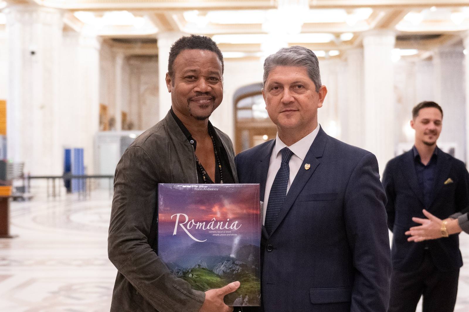Cuba Gooding jr, vizită în România. Actorul a ajuns pe șantierul clinicii de la Obregia și la Senat