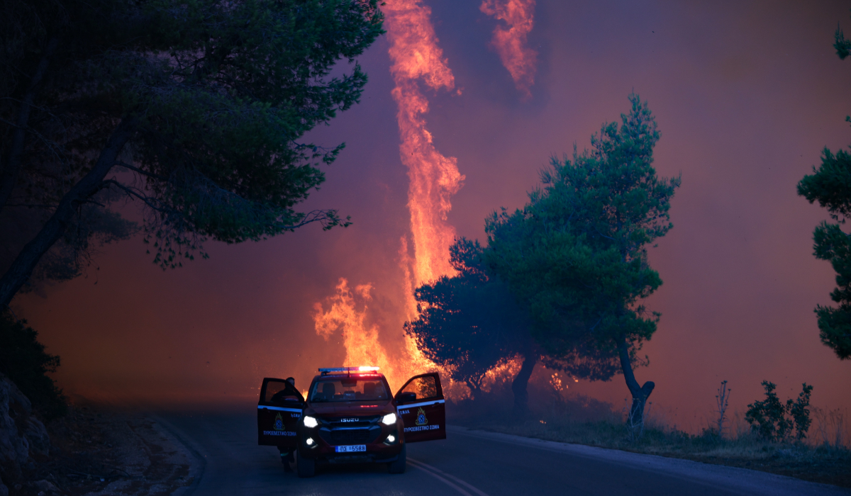 Pompierii români au luptat toată noaptea cu incendiile din Grecia: misiune critică în Attica pentru salvarea caselor și animalelor din calea flăcărilor