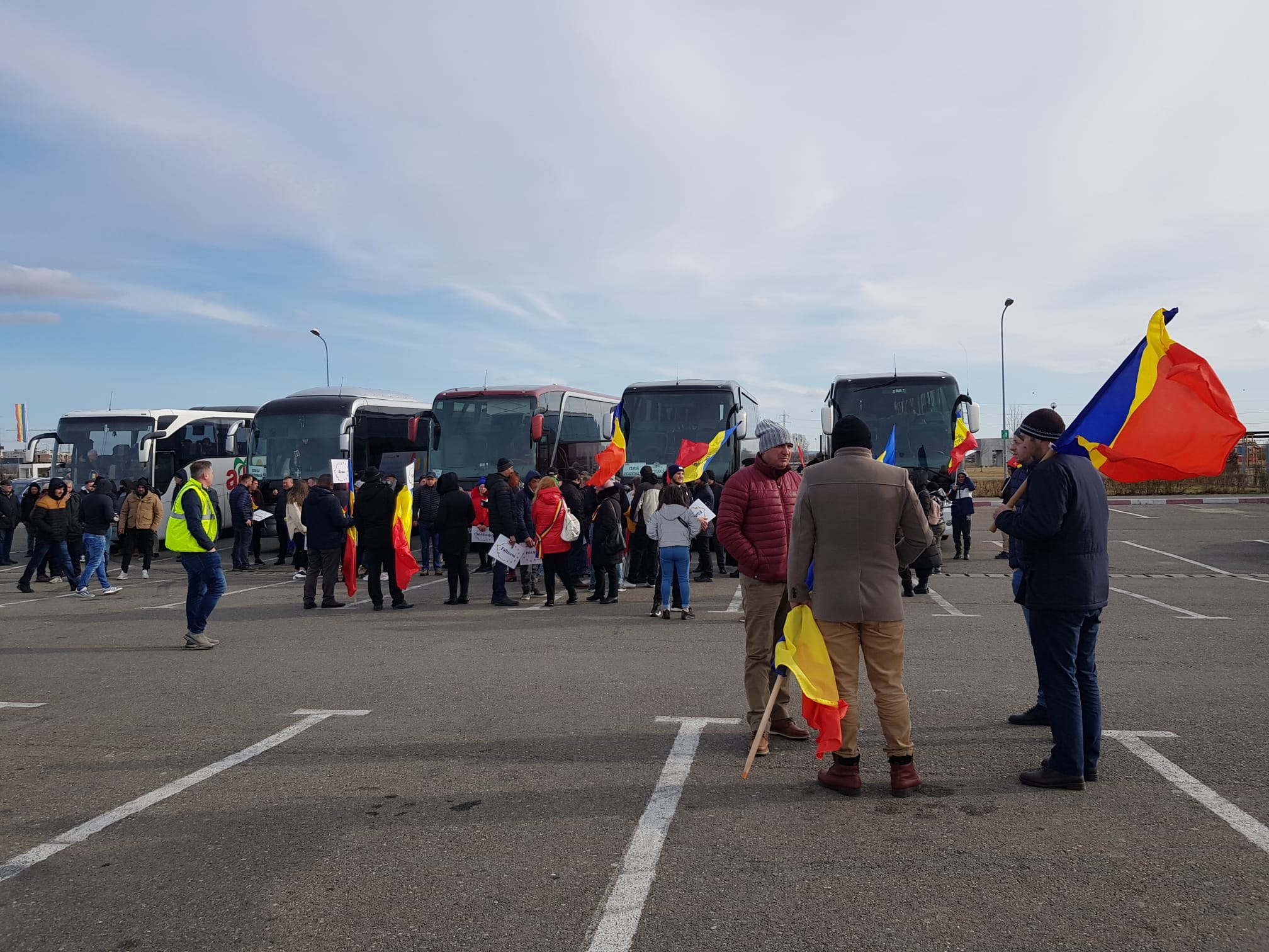 VIDEO. Incident între George Simion și un jandarm. Apoi liderul AUR aleargă după un alt bărbat. Protestarii merg spre Cotroceni