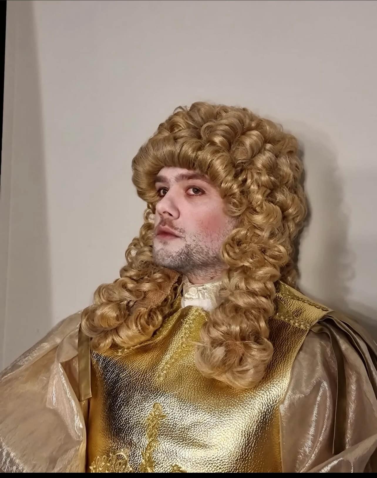 Nu ai să ghicești cine e actorul care în copilărie fura rujul mamei. „Puneam tocurile mamei și mă jucam prin oglindă”/ VIDEO EXCLUSIV