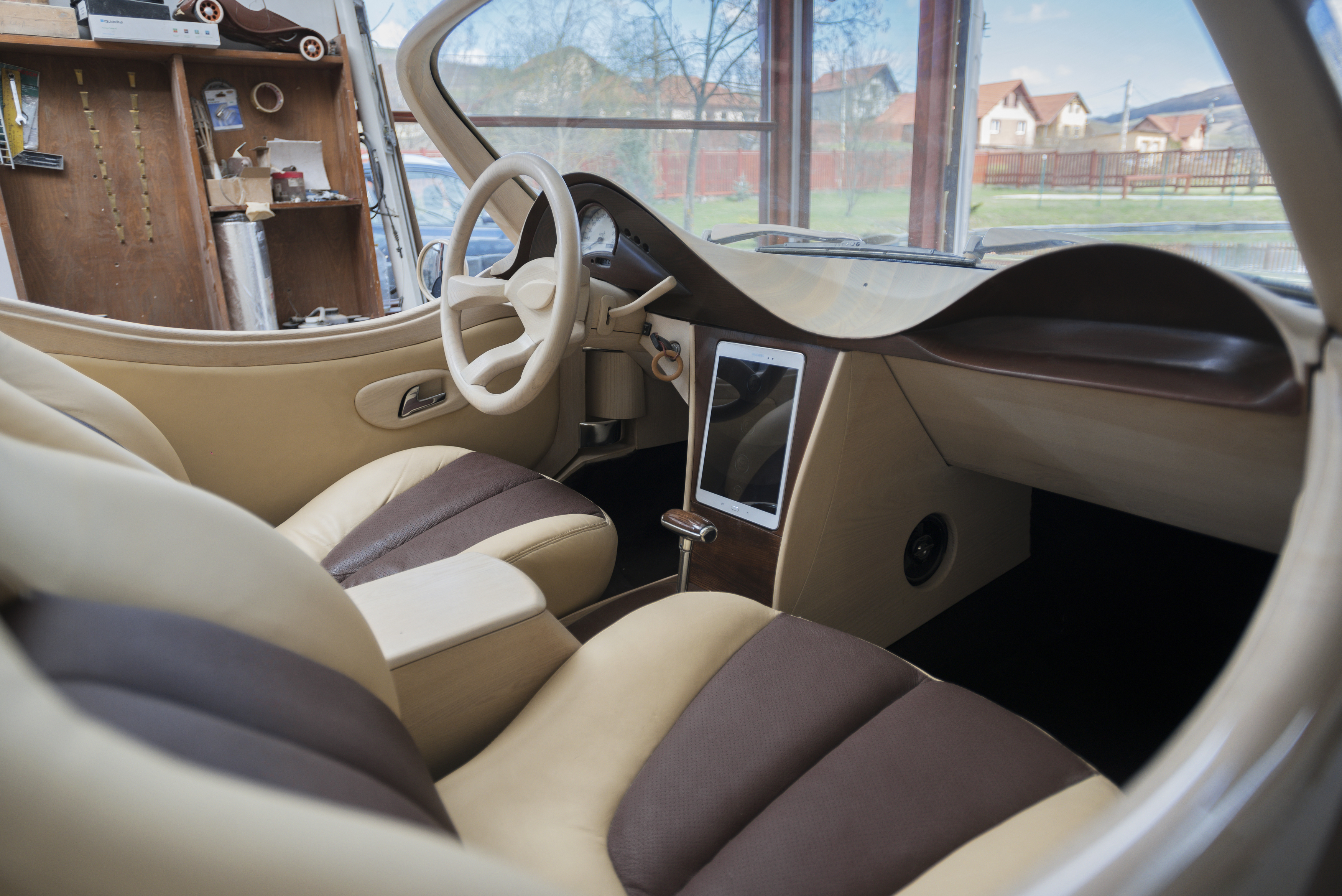 O mașină construită de un român e vedetă în Marea Britanie. Autoturismul este făcut din lemn și valorează 18.000 de euro / FOTO și VIDEO