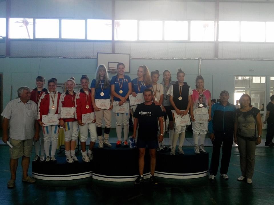 FOTO / CS Dinamo a câștigat CN de spadă pentru juniori, proba feminină pe echipe