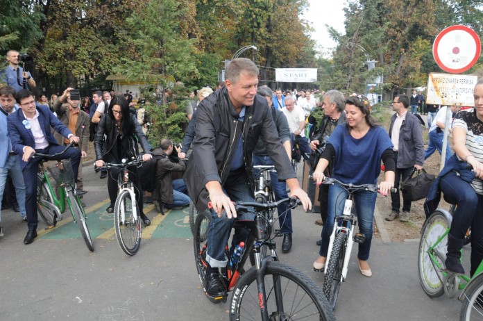 GALERIE FOTO/Politicieni pe bicicletă: ce promisiuni fanteziste au făcut oficialii, de pe două roți