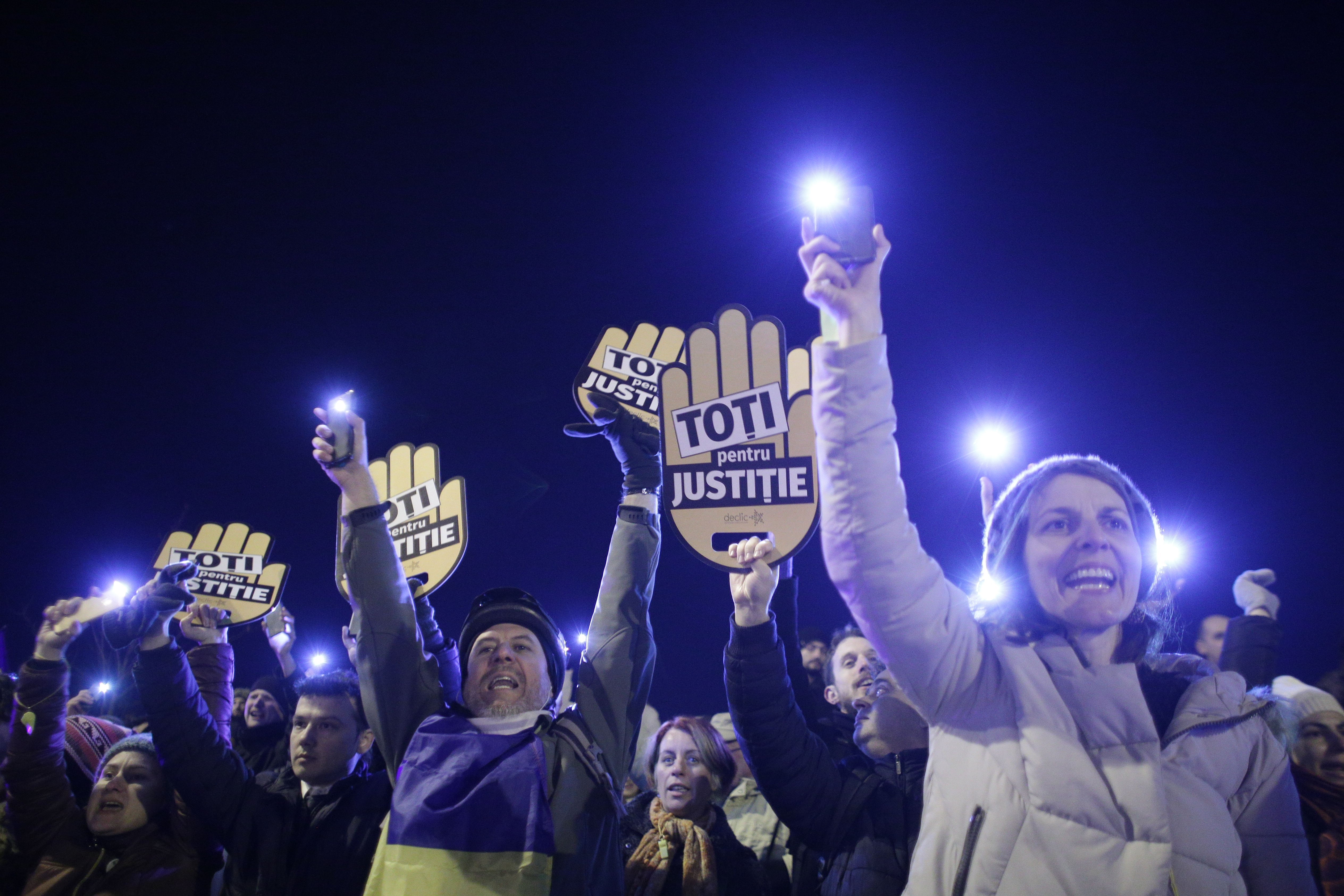 Noi proteste la Parlament față de modificarea legilor justiției. Opoziția, din nou în stradă | FOTO