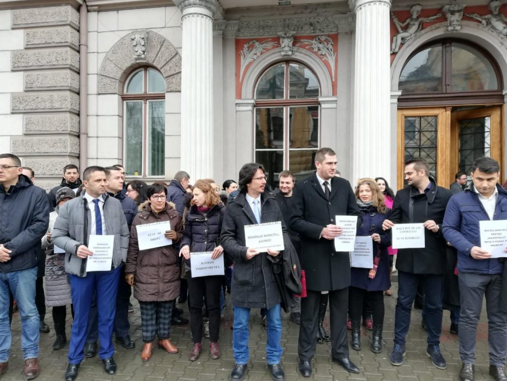 Peste 100 de magistrați au protestat la Cluj, față de Ordonanța 7 / FOTO&VIDEO