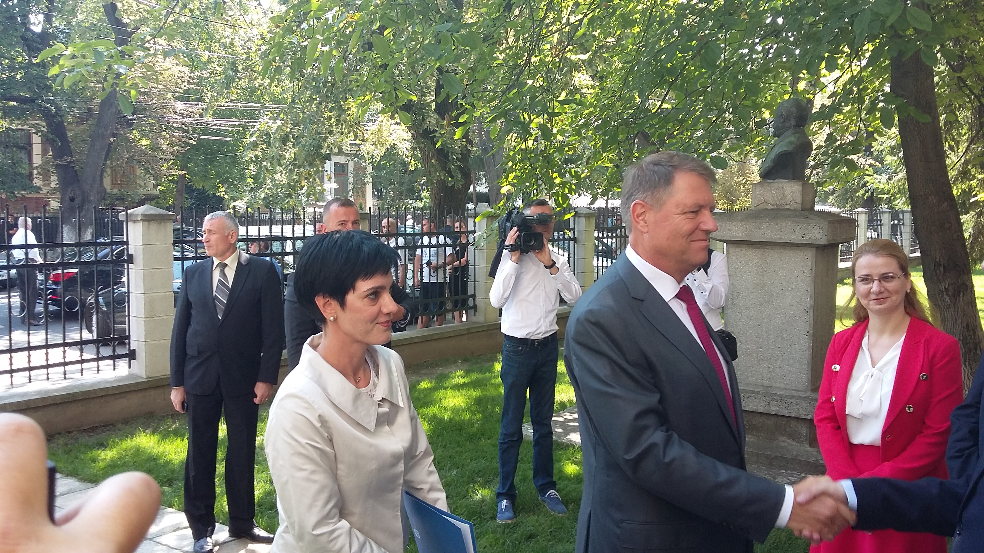 Klaus Iohannis, la Galați | I-a atacat pe plagiatorii din sistemul superior de învățământ, apoi a stat la selfie-uri cu studenții