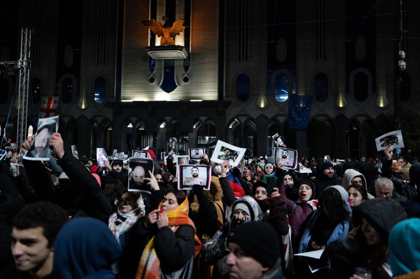 Mii de oameni au protestat în Georgia formând un lanț uman, la o lună după ce guvernul a amânat negocierile pentru aderarea la UE 