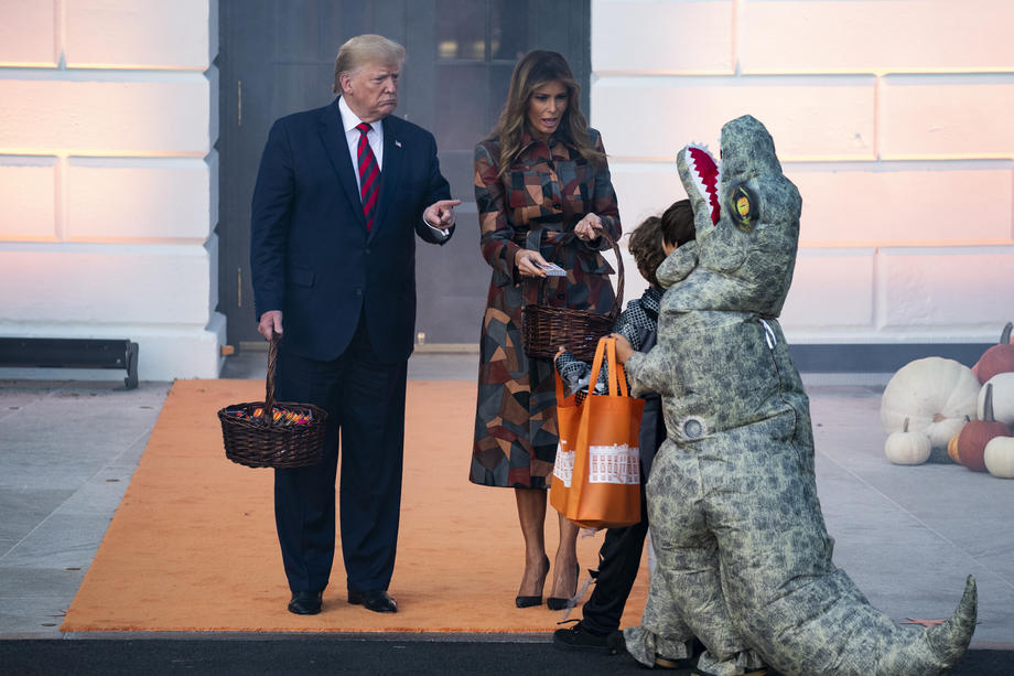 Casa Albă, decorată pentru Halloween. Gestul făcut de Trump când a văzut un copil îmbrăcat în costum de minion