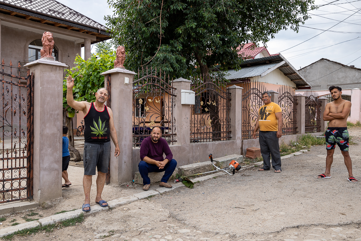 În Murgeni, jandarmii vin şi pleacă, bulibaşa rămâne. Statul român face paradă de forţă într-un oraş pe care l-a abandonat în toate celelalte privinţe