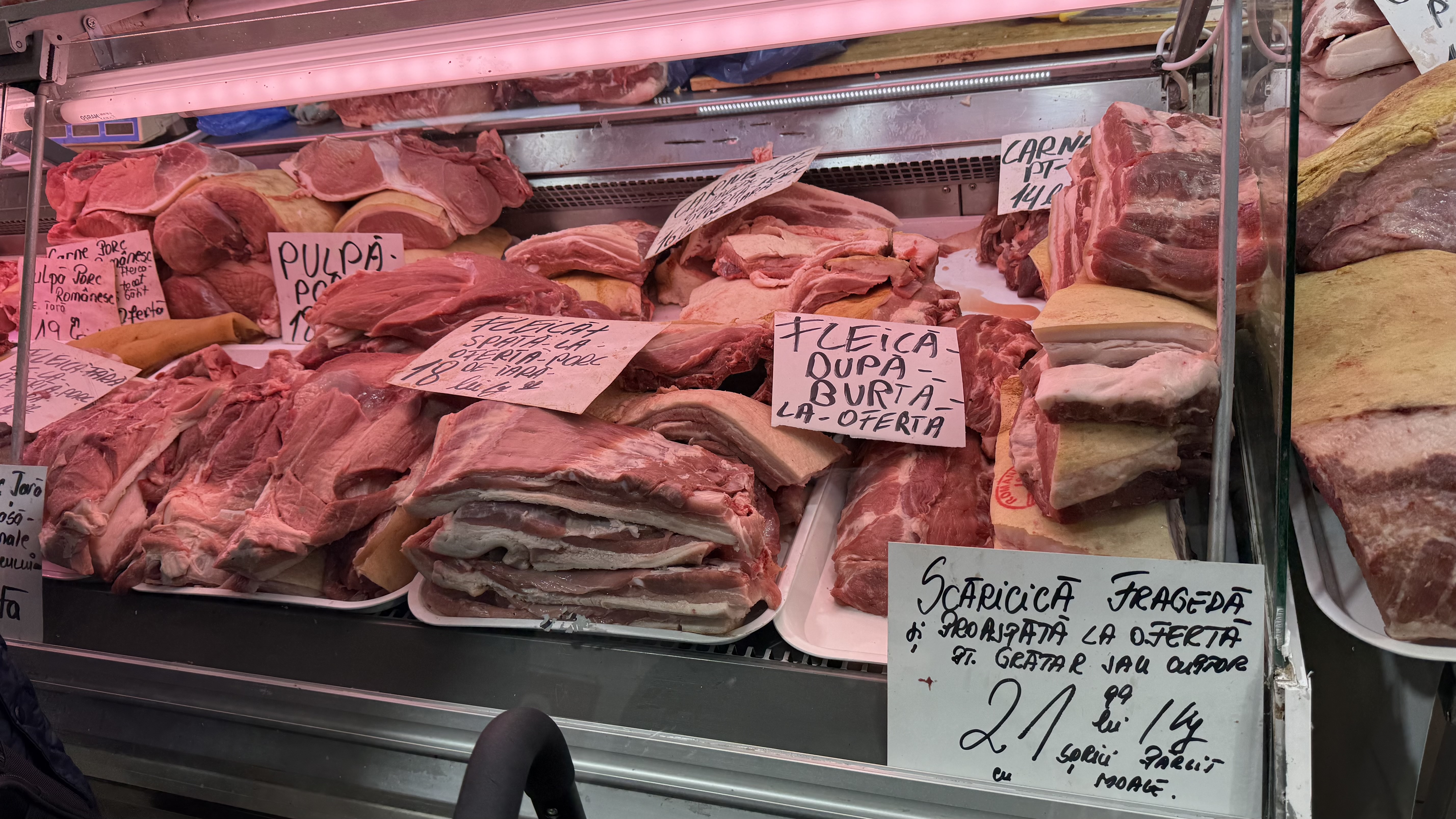 A început bătălia pentru carnea de porc. Reportaj în hala Obor: cât ne costă preparatele pentru sarmale și tobă?