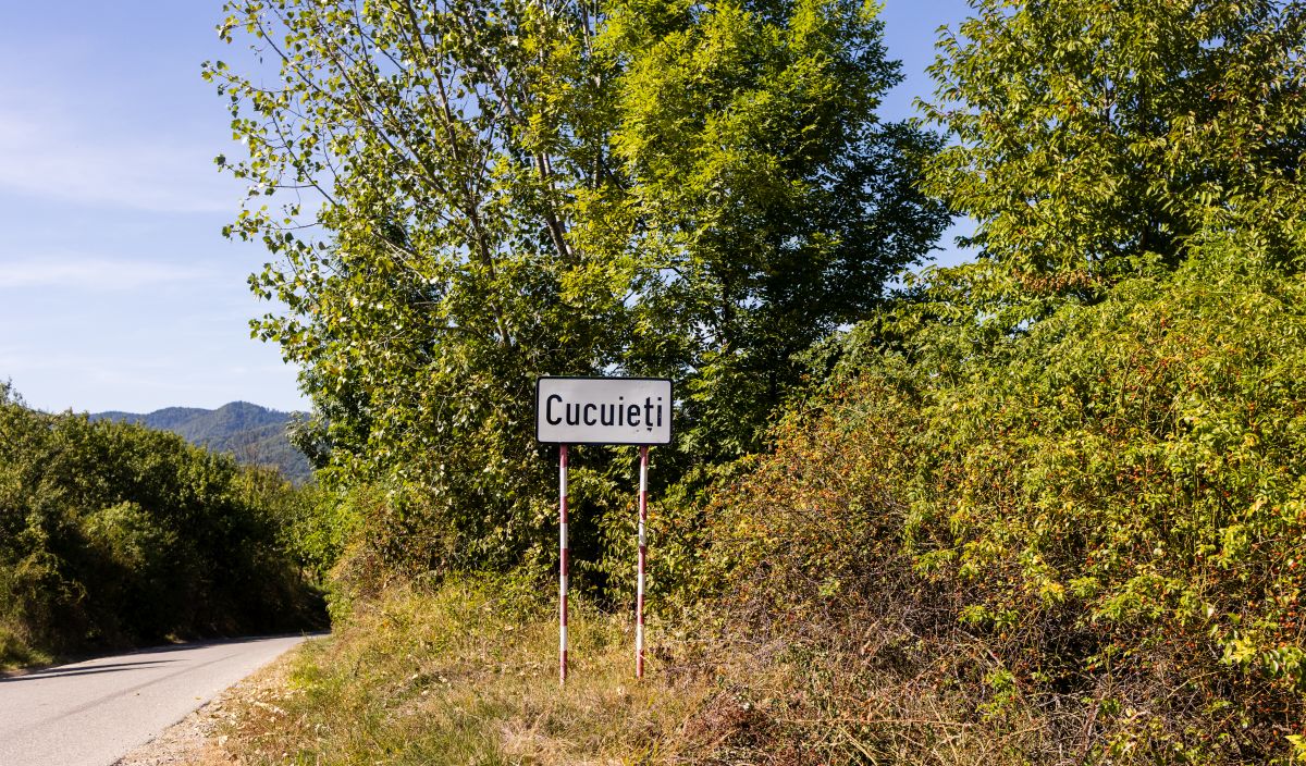Cinci locuri pe care e musai să le vezi, chiar dacă pentru asta trebuie să te duci până la Cucuieții din Deal. Povestea bisericii de lemn cu tavan de stele