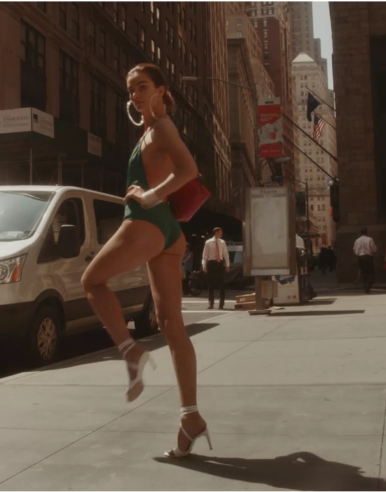 Andreea Diaconu, aproape goală pe străzile din New York! Cea mai îndrăzneață ședință foto pentru costume de baie!